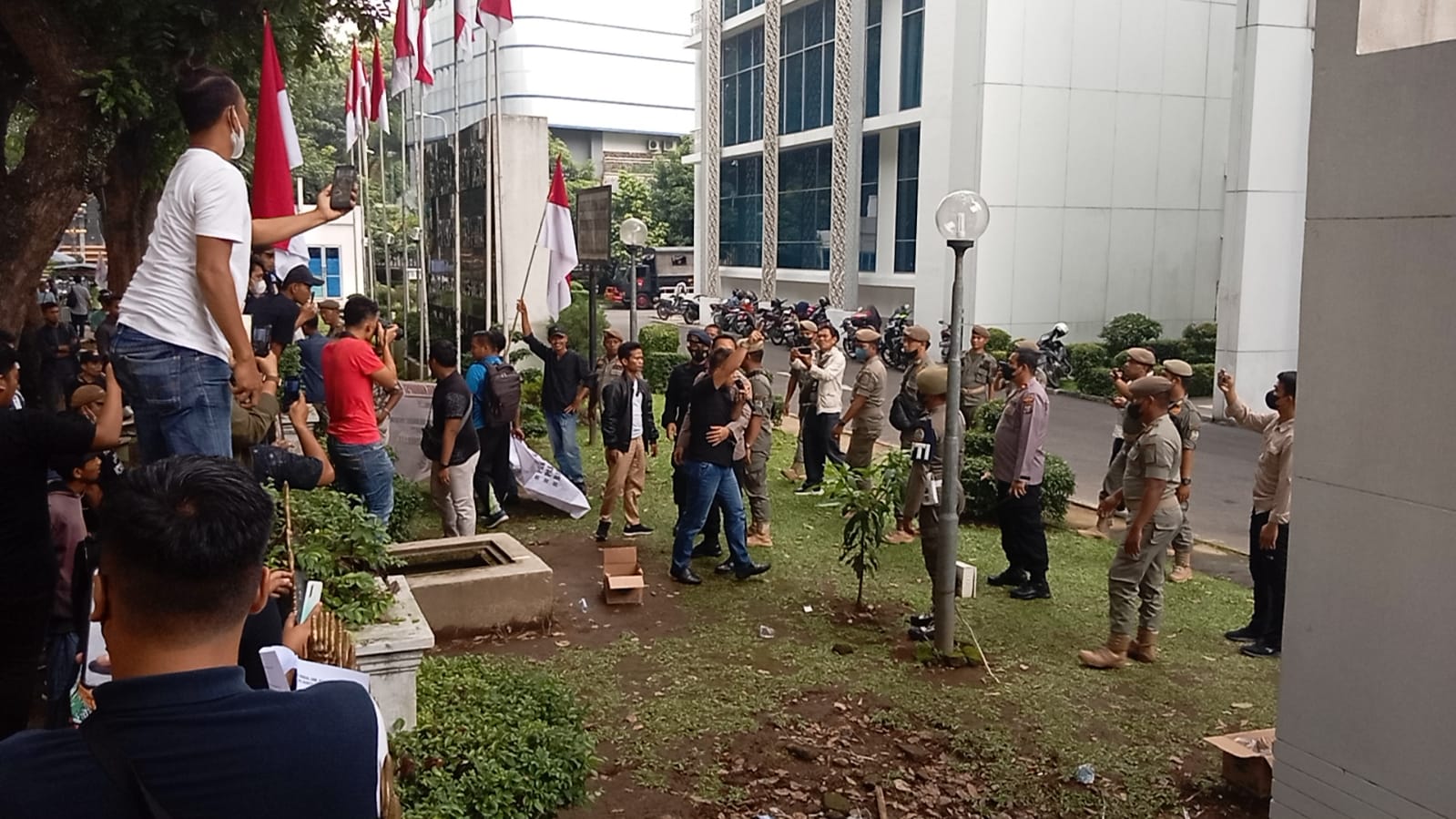  Pelaksanaan Kegiatan Pengamanan Lanjutan Unras di Gedung DPRD Pemprovsu di Jalan Imam No Bonjol Petisah Tengah Kecamatan Medan Petisah Terkait Kenaikan BBM